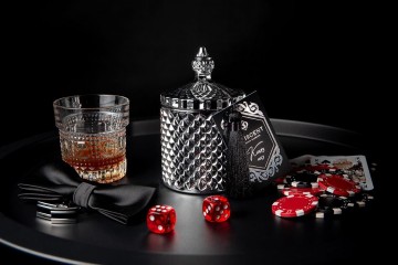 Luxe vegan geurkaars night prince met geuren van tabaksbloemen whisky en cederhout handgemaakt met natuurlijke ingredienten voor een langdurige intense geuroverzicht