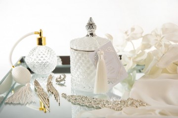 Luxe vegan geurkaars white lady  verfijnde geur van jasmijn tuberoos witte roos witte perzik vanille muskus en sandelhout handgemaakt 100 vegan luxe