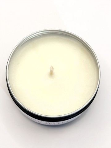 Roze velvet mini sojakaars met elegante geur van viooltje vanille en tonkaboon in compact formaatbazd